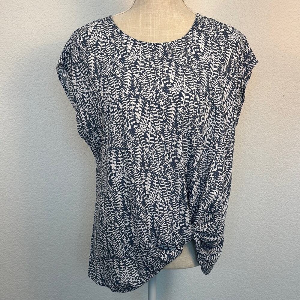 Pleione Women's Blue and White Patterned Twist Front Top Shirt MEDIUM NWT NEW